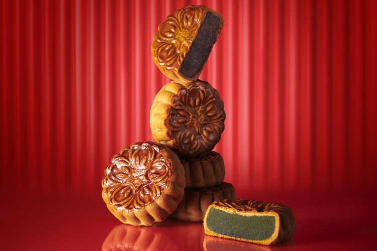 (Till 28 Aug 2022) Chateraise Singapore pre-order 4pcs mooncake in a box sesame, red bean, matcha, orange chocolate at $27.80 (UP $29.80)