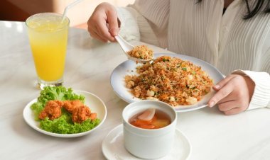 White Restaurant lunch special with @ $5.90 top-up for soup and drink from 11am to 230pm